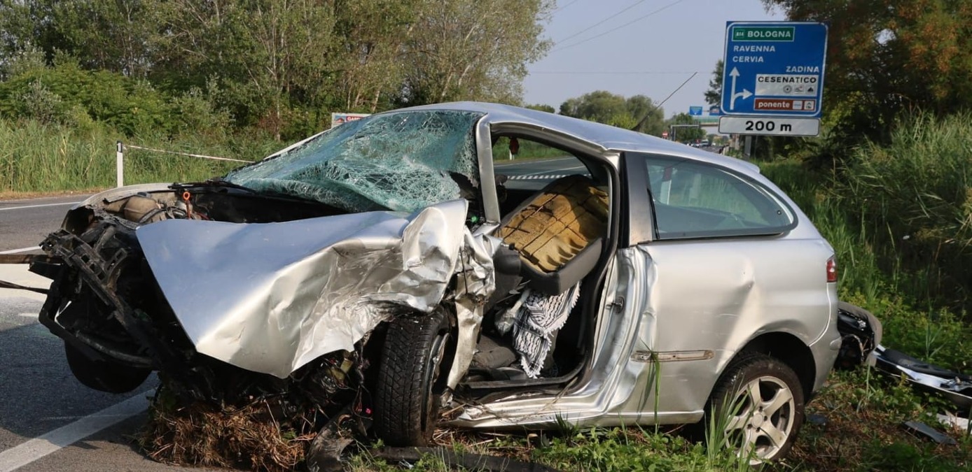 Incidente mortale sull'Adriatica: una persona morta e due ferite dopo un frontale  - 