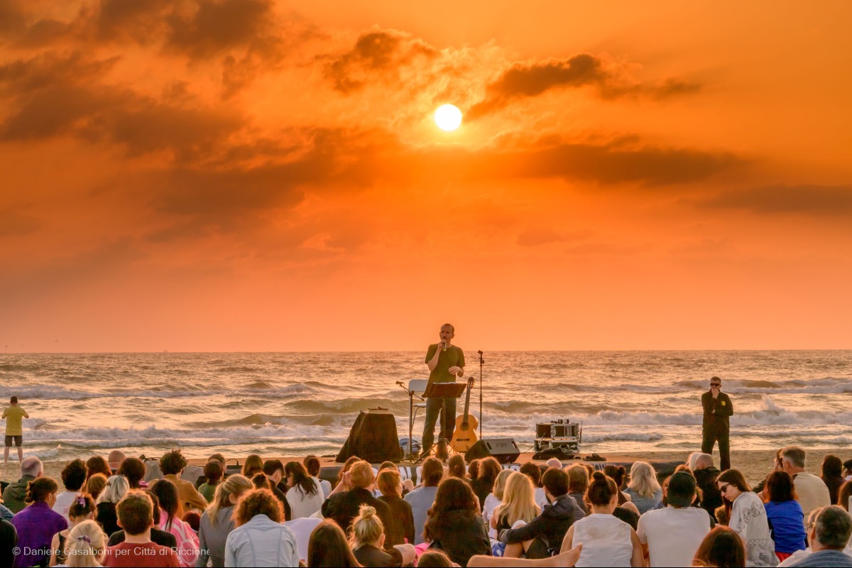 Un’alba di poesia e musica:  Giovanni Truppi incanta Riccione sulla spiaggia del Marano - 