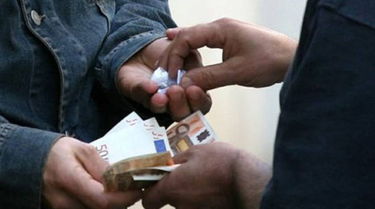 Forte odore di hashish durante il controllo: arrestato per spaccio a Rimini