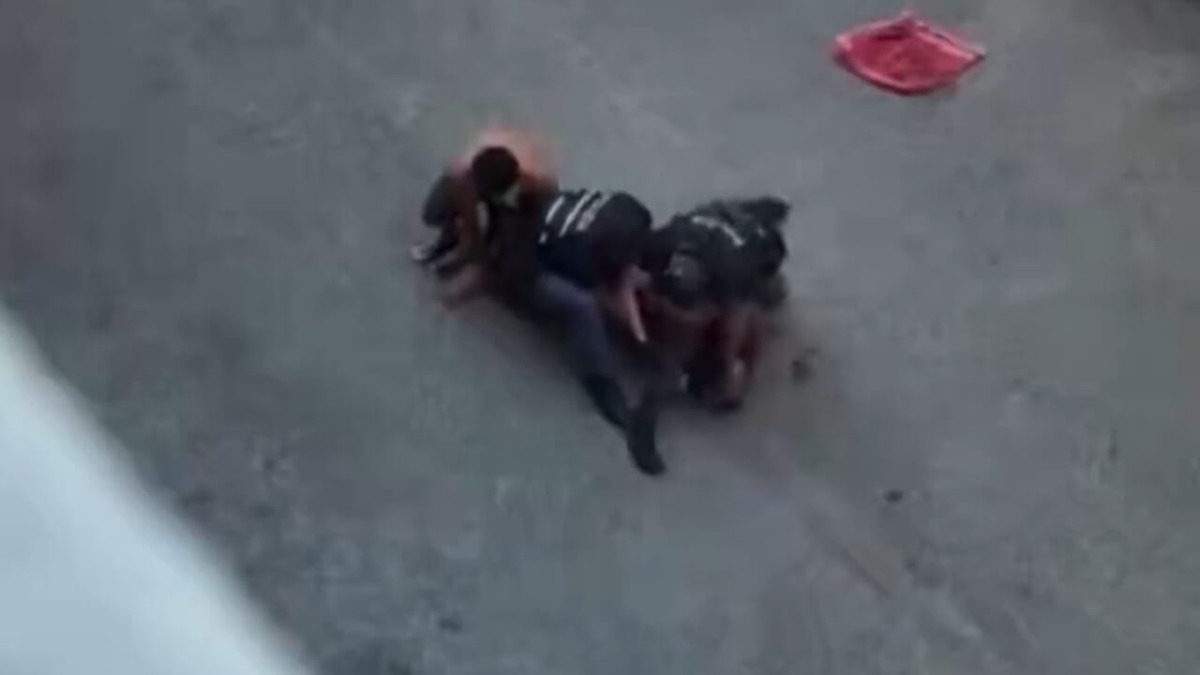 Bologna, 43enne muore dopo il fermo della polizia. La sorella: "Voglio giustizia" - Un fermo immagine del video del fermo
