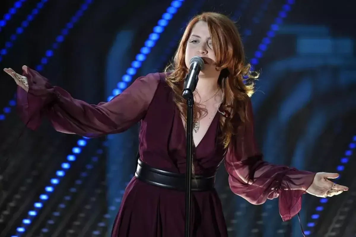 Noemi cade dal palco durante il concerto a San Salvo Marina - 