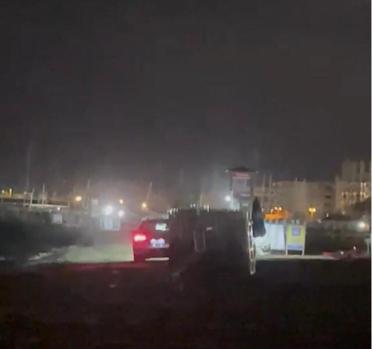 Auto percorre la spiaggia del Lido Rivabella -  San Giuliano all'alba: il video inviato da un lettore - 