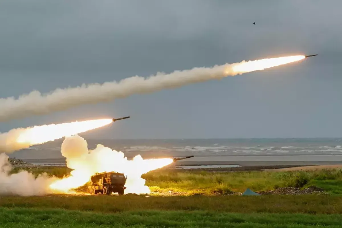 Usa colpiscono l'Iran per la decima notte consecutiva. Teheran risponde in Bahrein e Kuwait - Taiwan holds a live-fire military drill in Taichung © Ansa/Epa