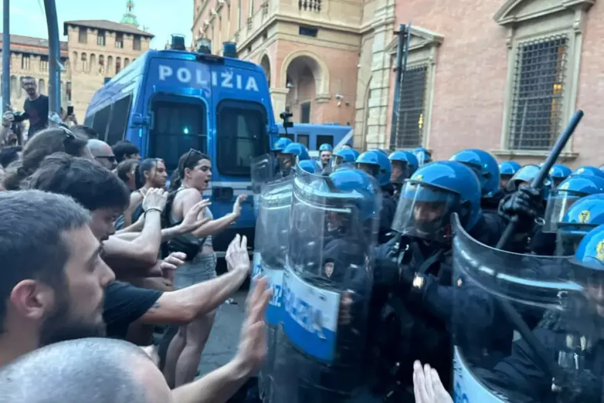 Morte di Fakir al Pilastro, sei persone iscritte nel registro con lo "scudo penale" - © Ansa - Momenti di tensione tra manifestanti e polizia a Bologna