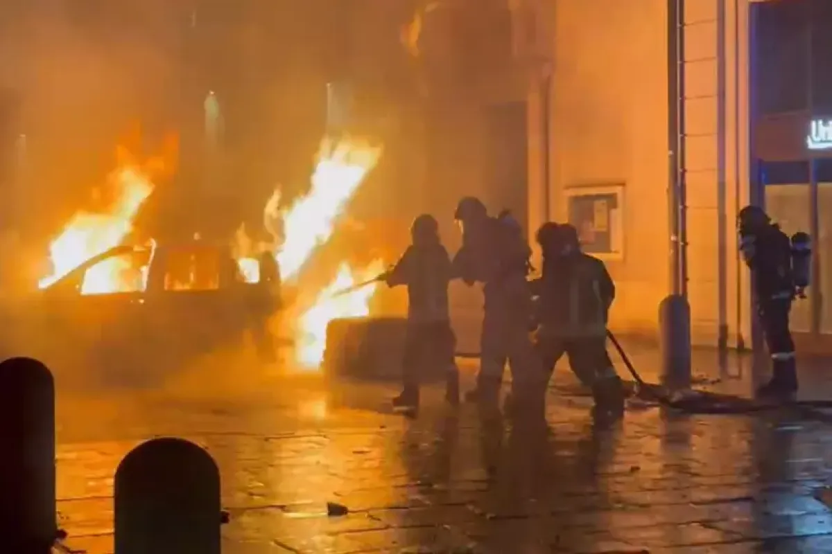 Guerriglia a Bologna fino a notte, devastazioni in centro. Incendiata anche un'auto del Comune - © Ansa