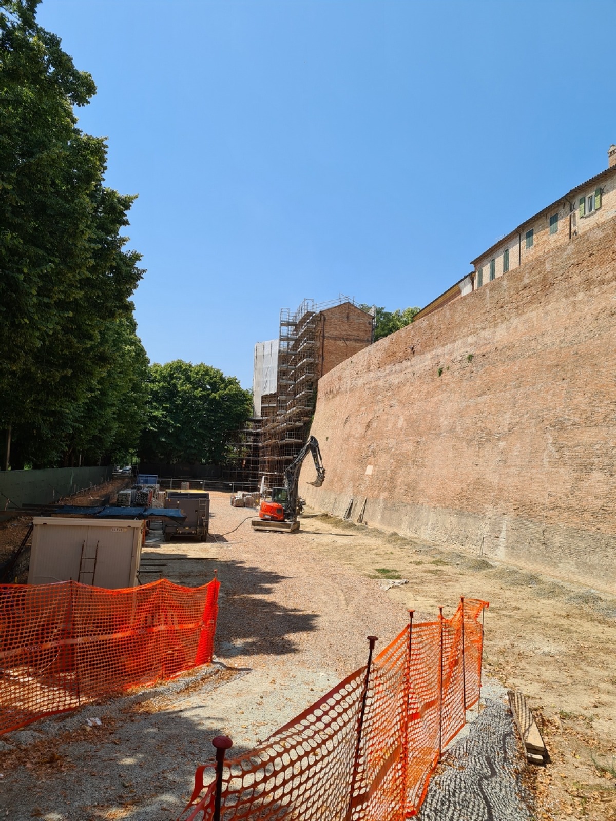 Via Massani, ripartono i lavori: riaffiorano le antiche mura di Santarcangelo - 