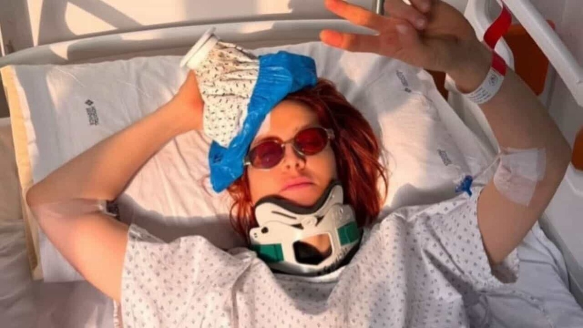 Riccione, salta il concerto di Noemi: stop dopo la caduta dal palco - I medici le hanno prescritto 30 giorni di prognosi