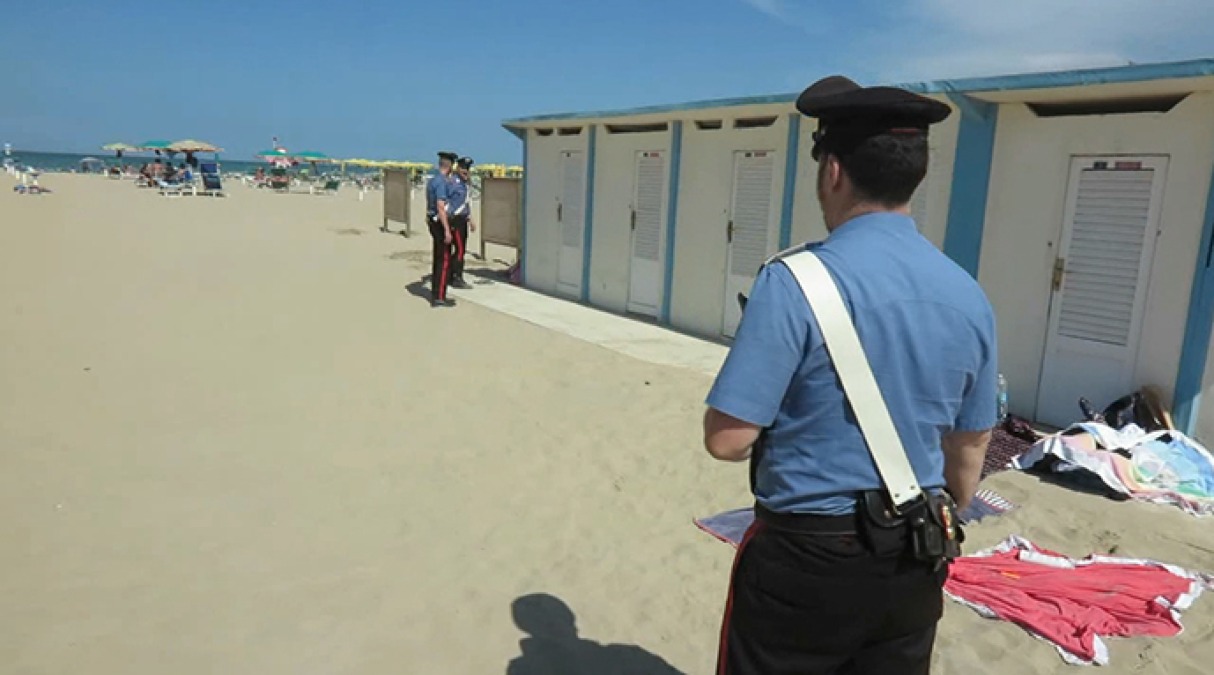 Barcollano sulla spiaggia: turisti minorenni soccorsi in stato confusionale per cannabinoidi - Repertorio