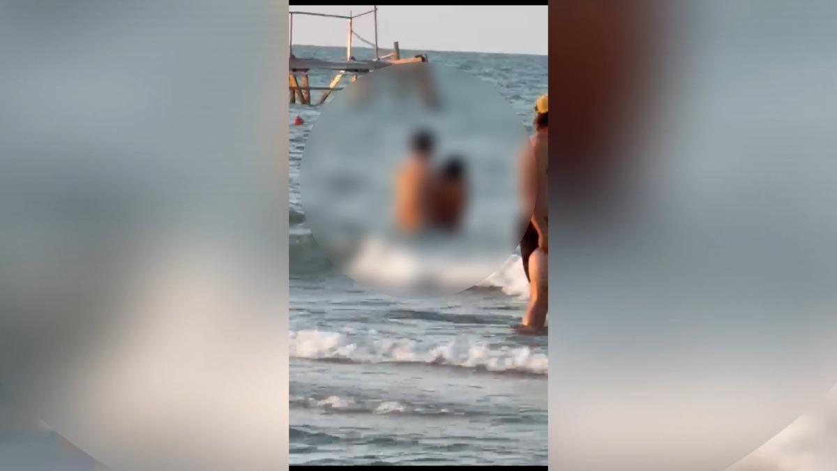 Rimini, coppia sorpresa a fare sesso in mare: il video scatena le polemiche sul degrado - 