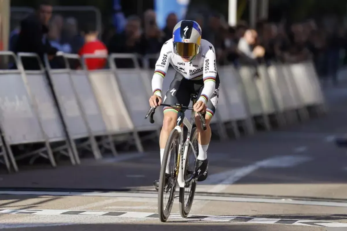 Tour: Evenepoel vince la crono davanti a Pogacar, ritiro per Lipowitz - Foto ANSA