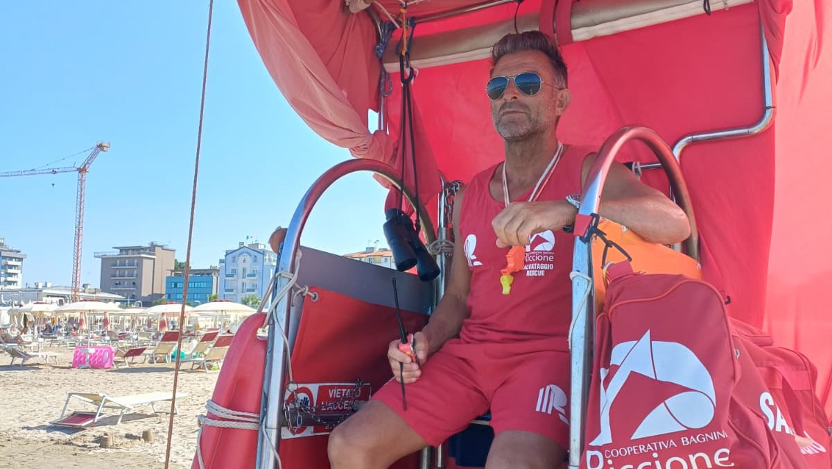 Riccione, mare mosso e correnti di risacca: super lavoro per i bagnini, salvate 10 persone in poche ore - Oscar Raggini, autore di 3 dei 4 interventi