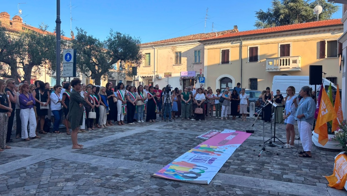 Coriano ricorda Tania Sperindio: una piazza unita nel presidio contro la violenza - Il presidio in piazza Mazzini a Coriano 