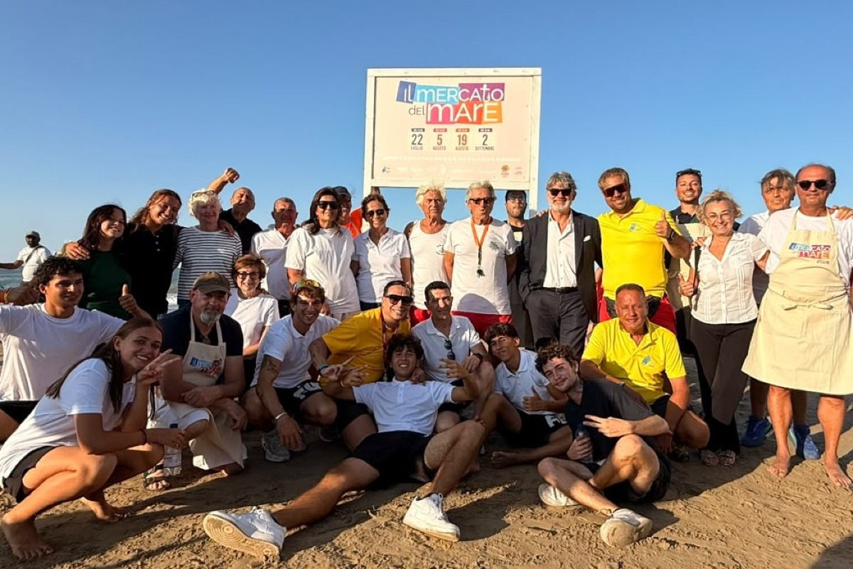Il Mercato del Mare conquista la spiaggia: successo per la prima tappa dell’estate 2026 - 