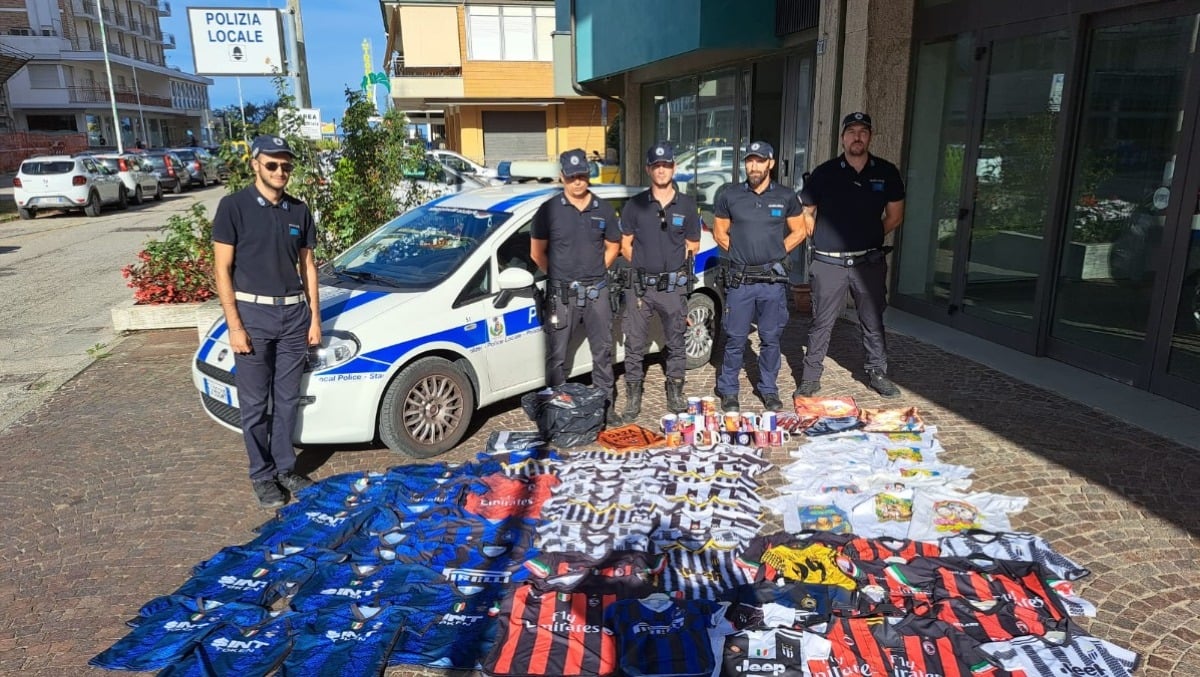 Maglie di calcio tarocche e profumi, tre sequestri in 24 ore a Bellaria Igea Marina - 