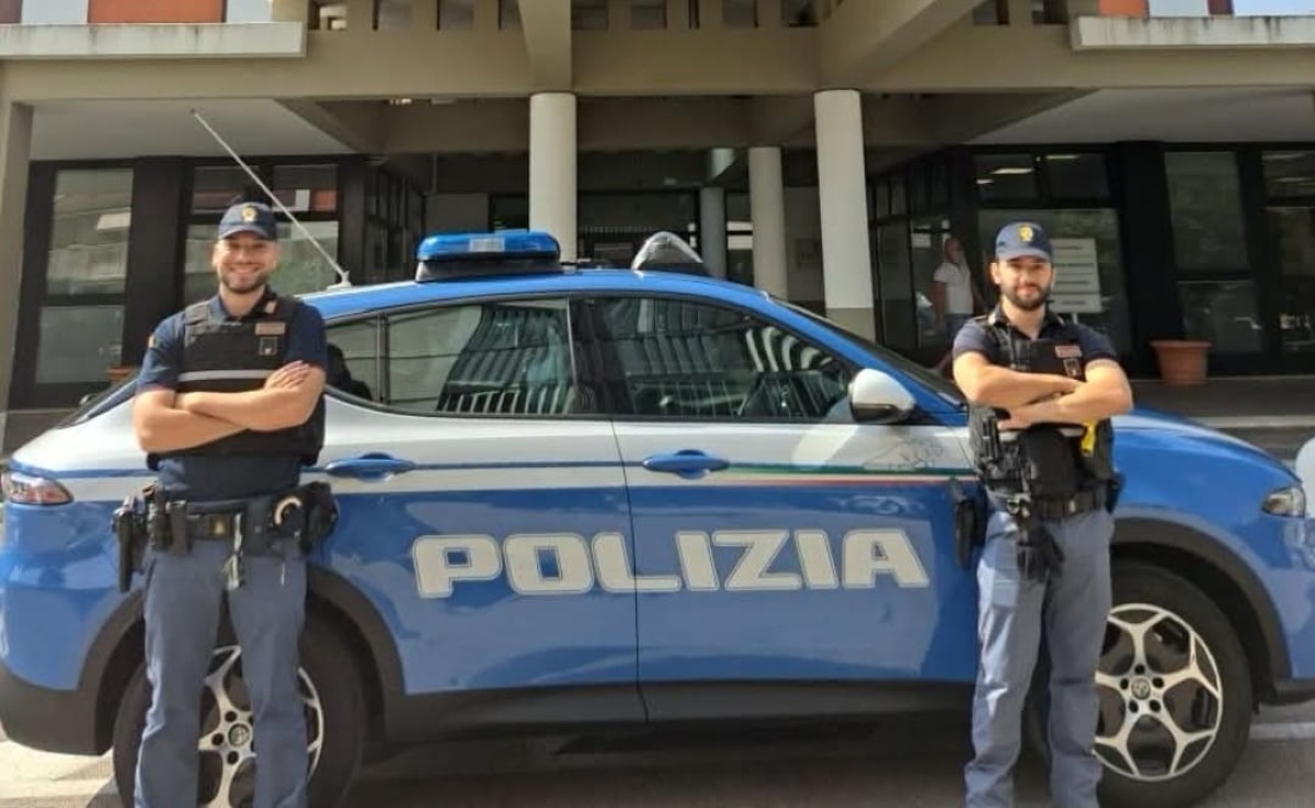 Dramma sfiorato a Rimini: agenti eroi si tuffano in mare e salvano ragazzo privo di sensi - I due agenti autori del salvataggio