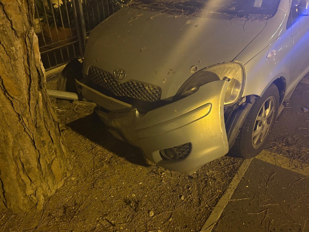 Rimini: sbatte contro auto in sosta danneggiandola seriamente e scappa. "Caccia" al pirata - La Yaris danneggiata