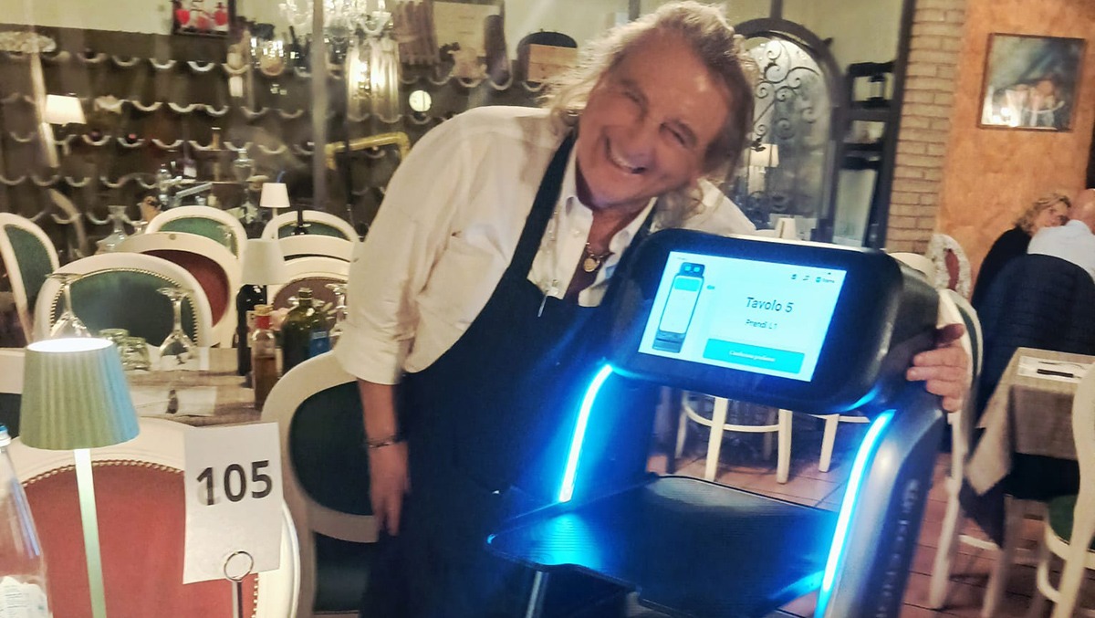 Misano: alla Taverna dei Re arriva il robot cameriere, porta piatti e pizze - Alla Taverna dei Re di Misano debutta il robot di supporto