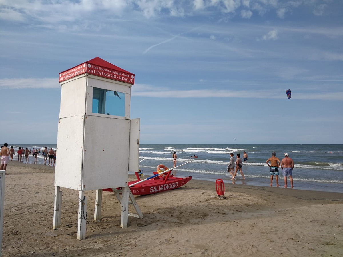 Mare mosso a Rimini, salvate 14 persone dalle forti correnti - 