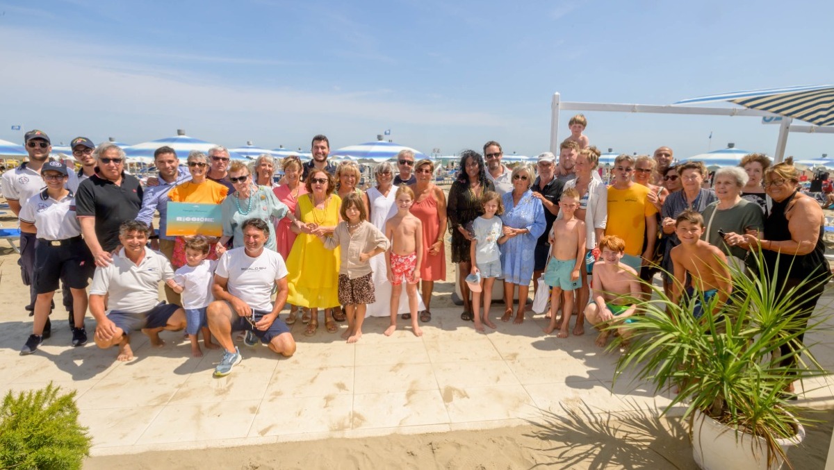 Riccione, mille anni sotto lo stesso ombrellone: il record di 15 famiglie - I turisti fedeli di Riccione 