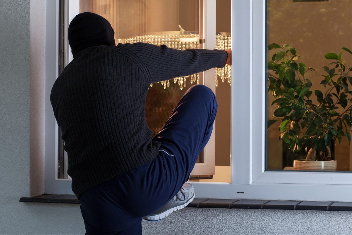 Scopre il ladro nella sua casa e lo accoltella - 