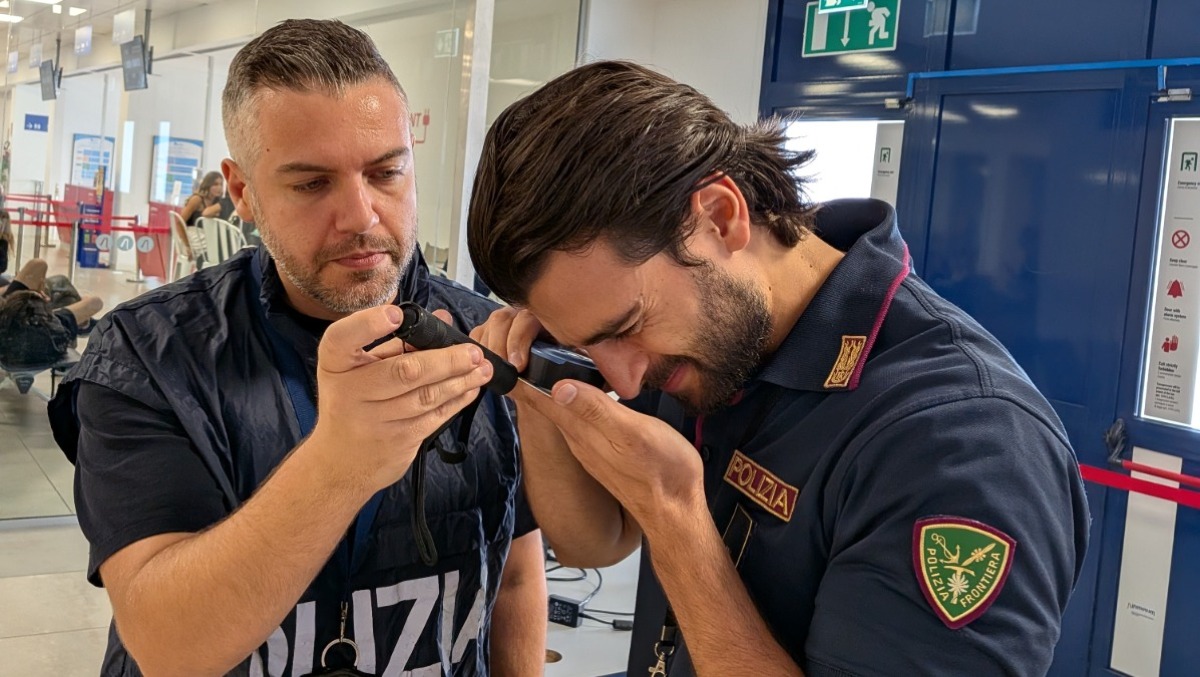 Documenti falsi per lavorare in albergo: due donne arrestate nel Riminese - Polaria di Rimini