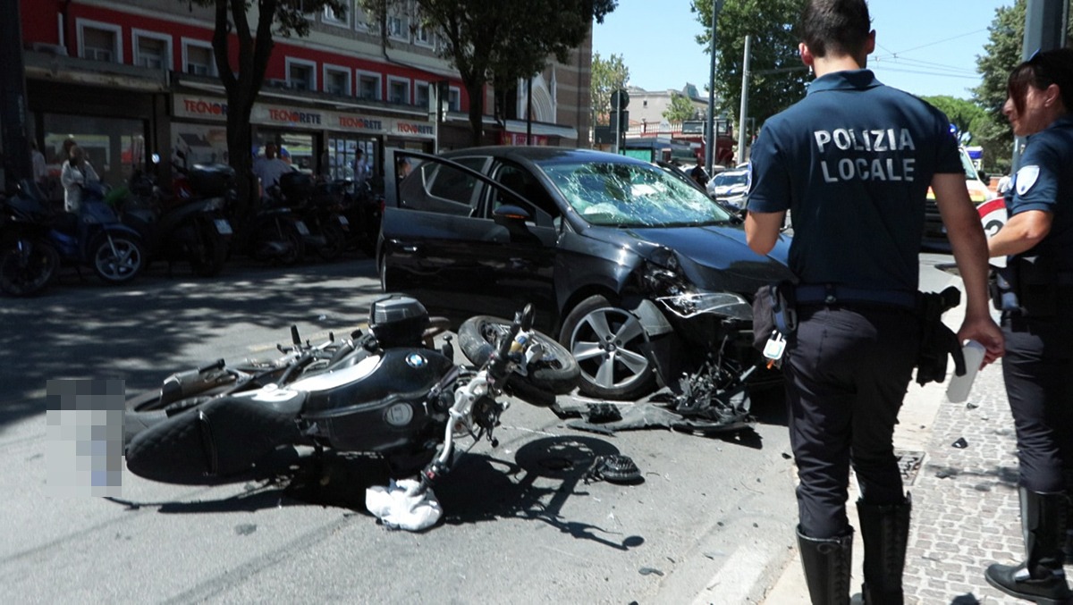 Marina Centro di Rimini, violento impatto tra un'auto e una moto: grave 67enne Riminese - Il luogo dell'incidente