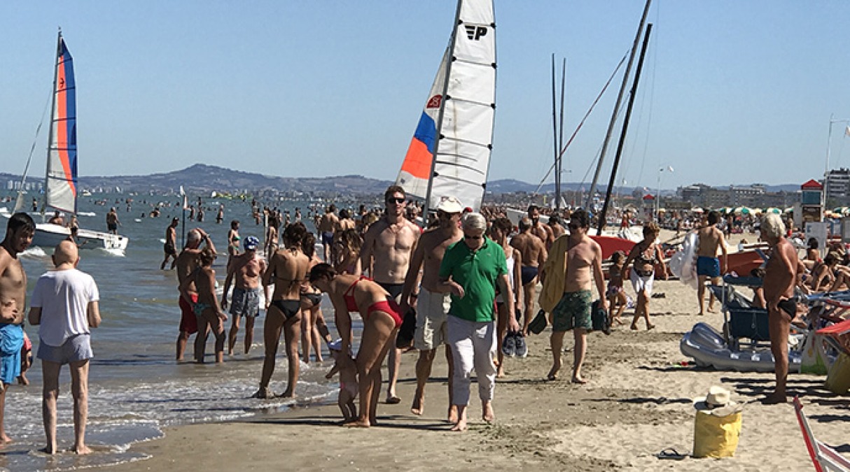 Rimini regge grazie ai turisti esteri, ma una famiglia su tre rinuncia alle ferie - La spiaggia di Rimini, foto repertorio
