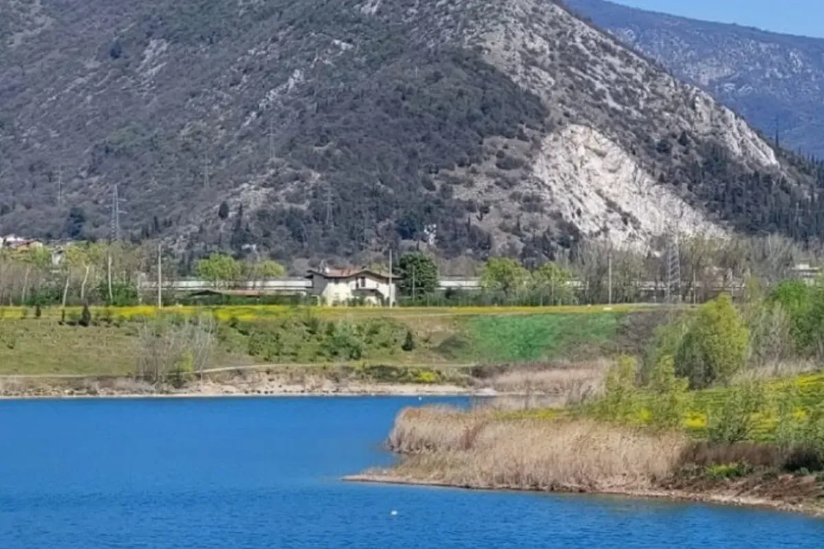 Tragedia al Parco delle Cave di Brescia: 15enne annega dopo un tuffo nel laghetto - 