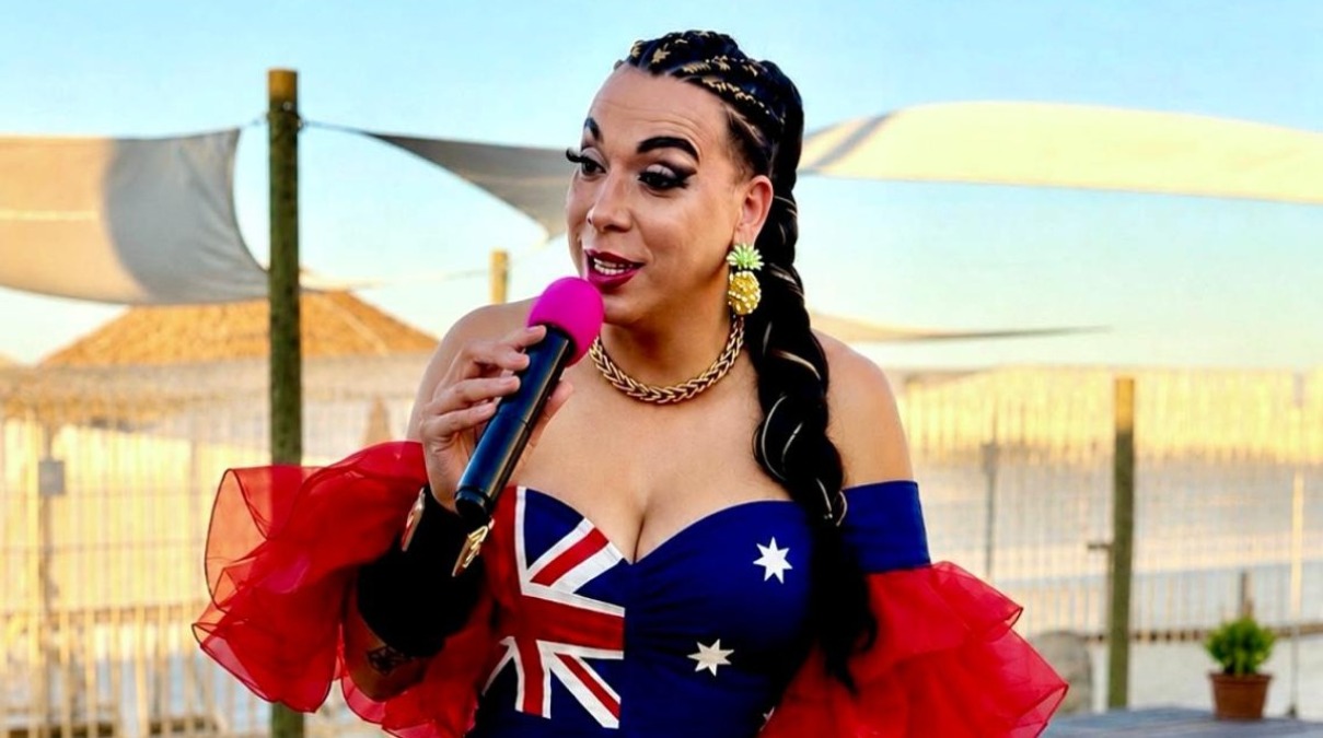 Lola Star porta il suo varietà sul lungomare di Rimini: due serate tra musica, trasformismo e inclusione - 