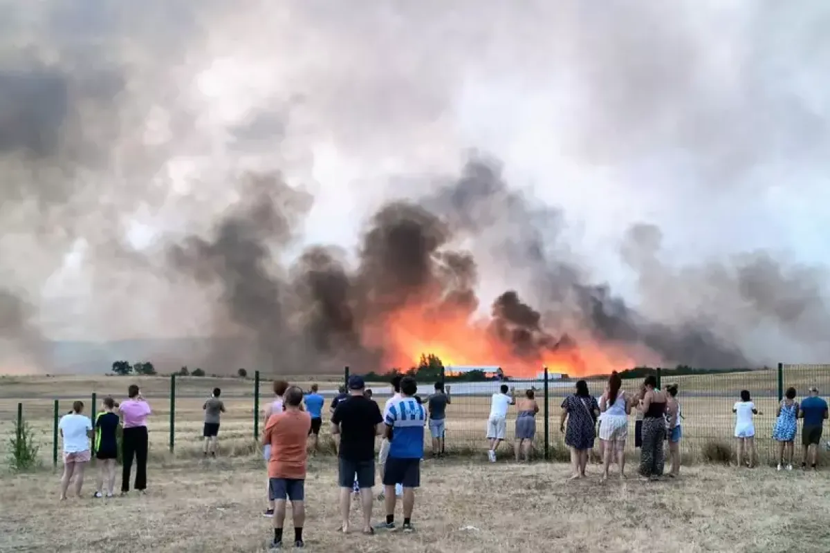 Incendio in Gironda, le fiamme minacciano ora la periferia di Bordeaux - © Ansa