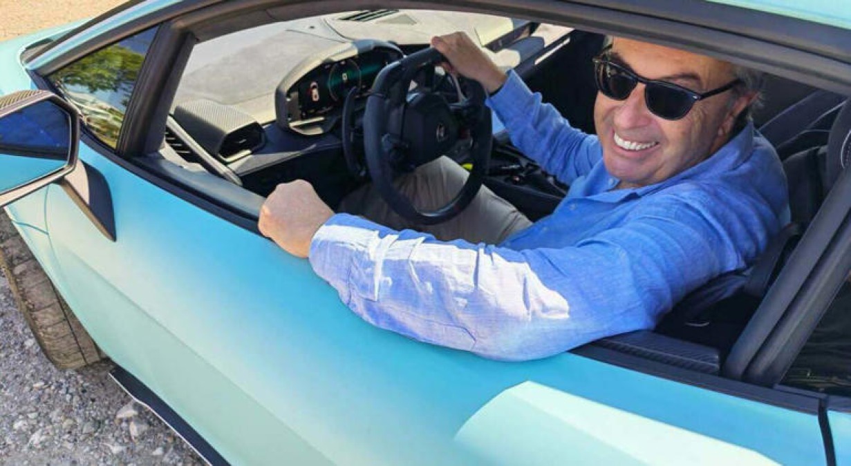 Burioni si mostra al volante di una Lamborghini: "Grazie agli odiatori" - Burioni al volante della Lamborghini © Facebook
