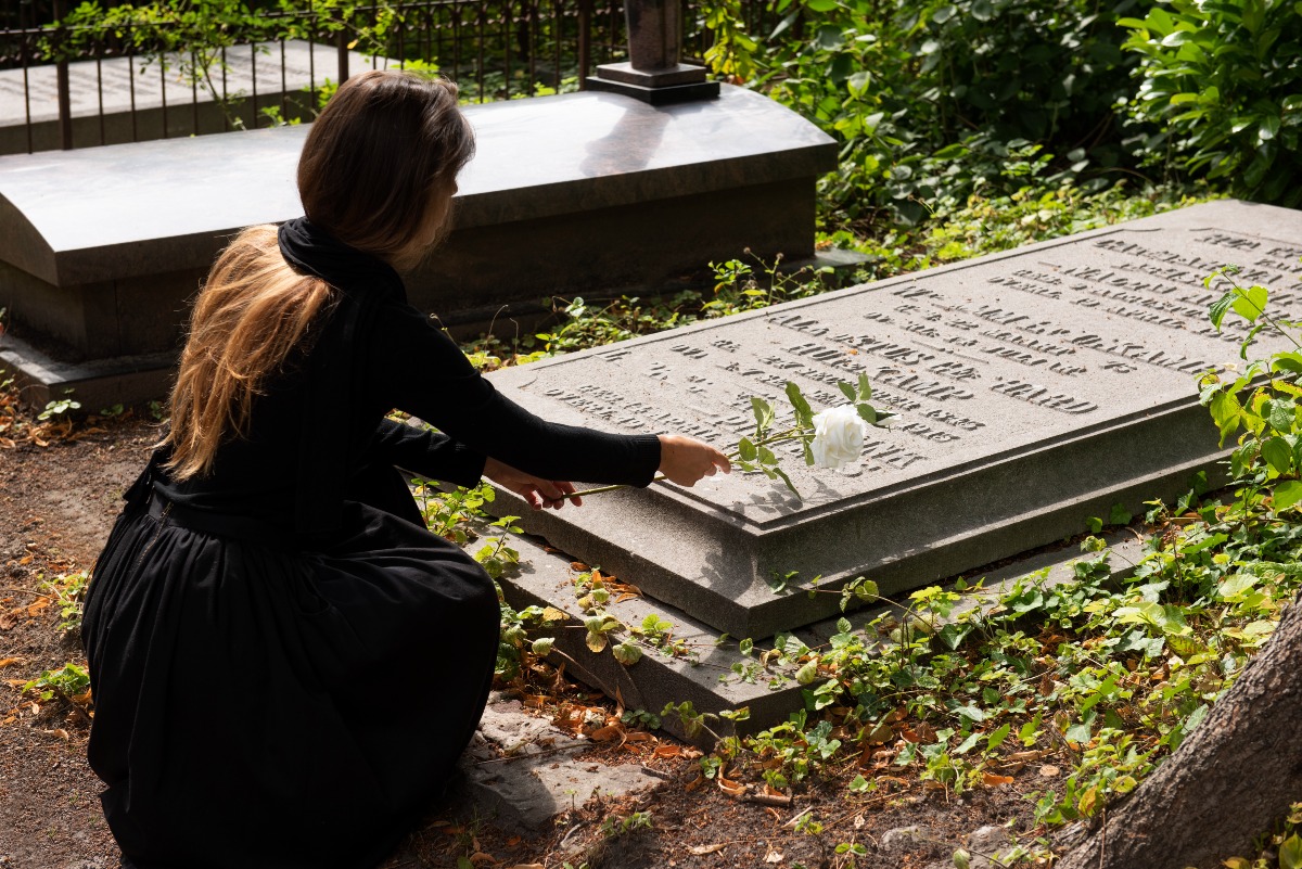 Terrore al cimitero a mezzogiorno: spara alla ex moglie e fugge barricandosi tra le tombe - Repertorio