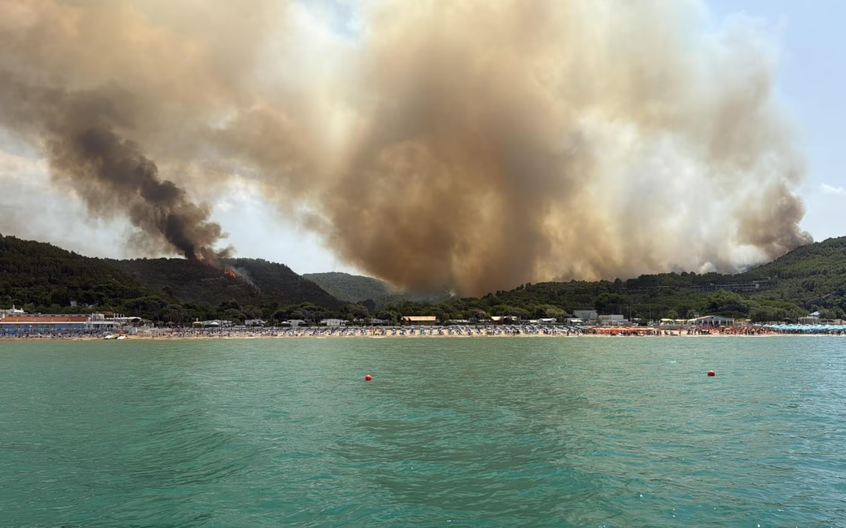 Incendio devasta il Gargano: fiamme da Peschici a Zaiana, evacuati i turisti in mare - © Guardia Costiera