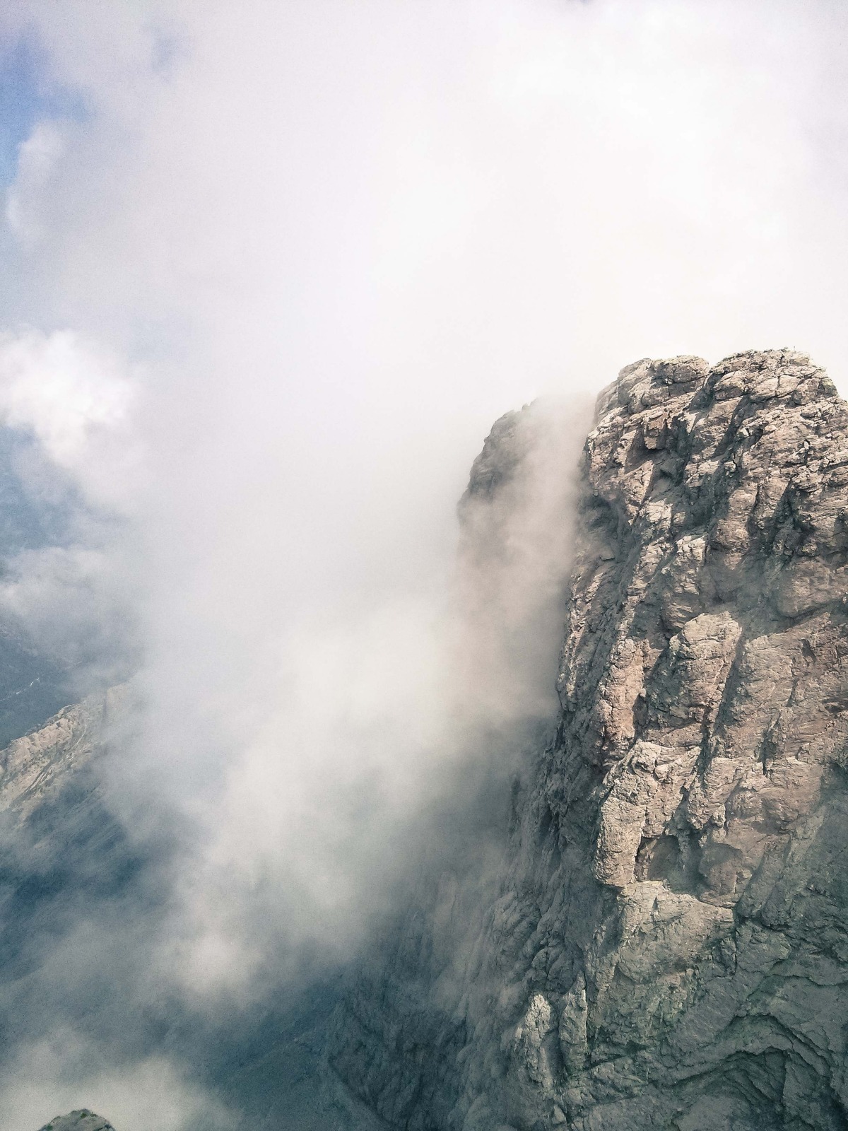 Colpito da una scarica di fulmine sulla ferrata, escursionista sbalzato contro le rocce - 