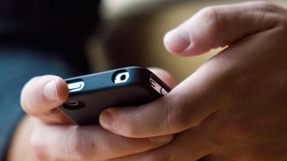 Ruba il cellulare del ristorante e telefona dalla spiaggia per chiedere un riscatto. Arrestato a Rimini  - 