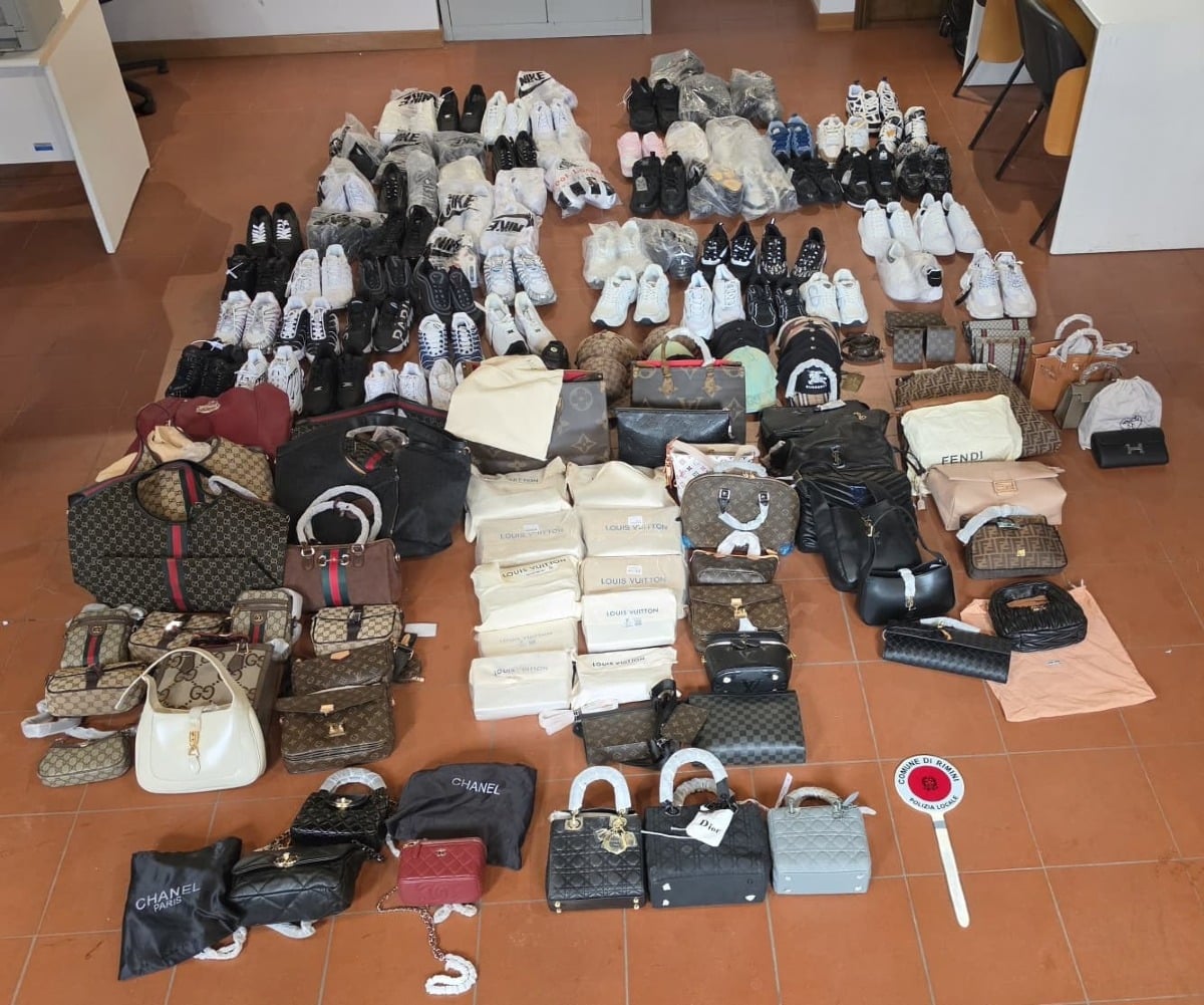 Rimini: venditori abusivi fuggono alla vista degli agenti. 148 articoli sequestrati  - 