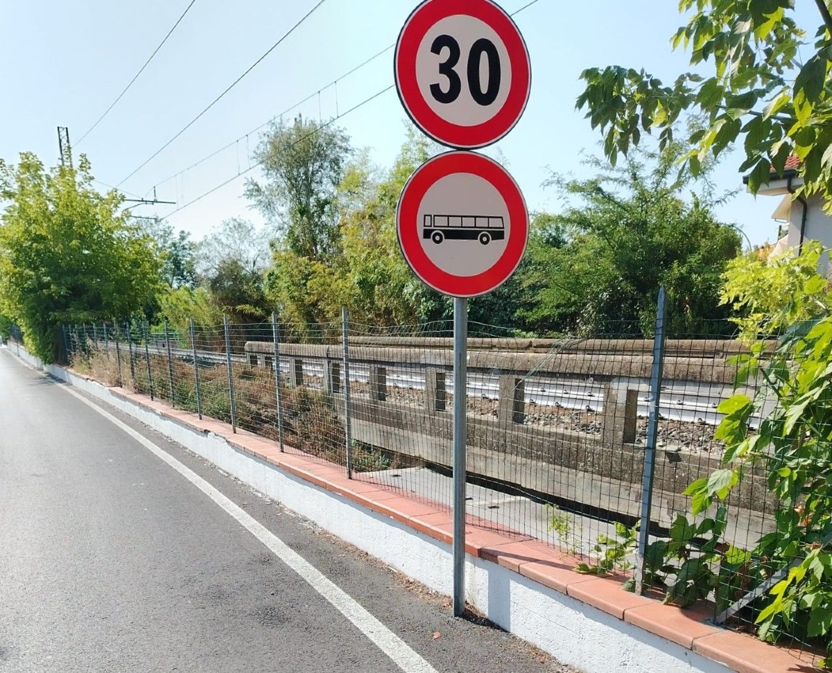 Via Uso chiusa per asfaltatura, proseguono i lavori sulla viabilità - 
