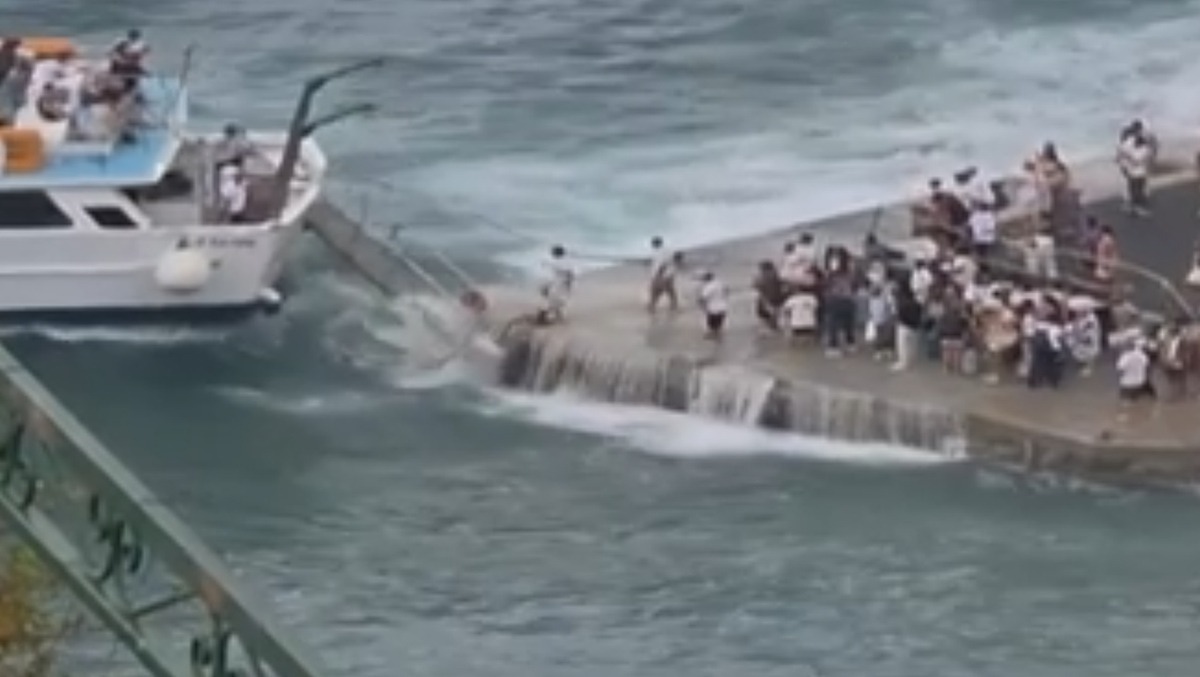 Il traghetto non riesce ad attraccare per il mare agitato: paura alla banchina - 
