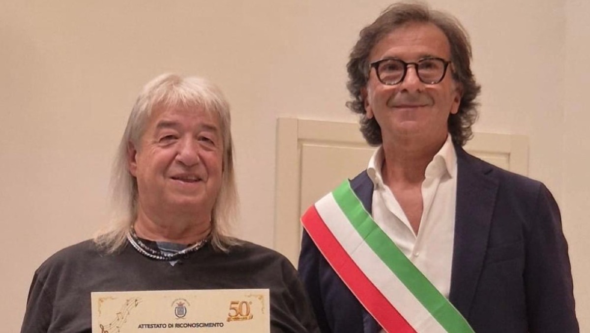 50 anni di musica per il corianese Renzo Leardini: custode della tradizione folk romagnola - Renzo Leardini con il sindaco Ugolini