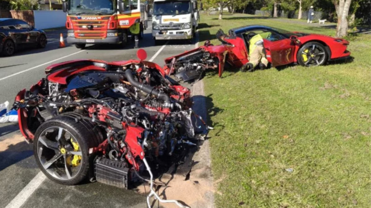 Ferrari spezzata in due: il conducente influencer esce praticamente illeso - 