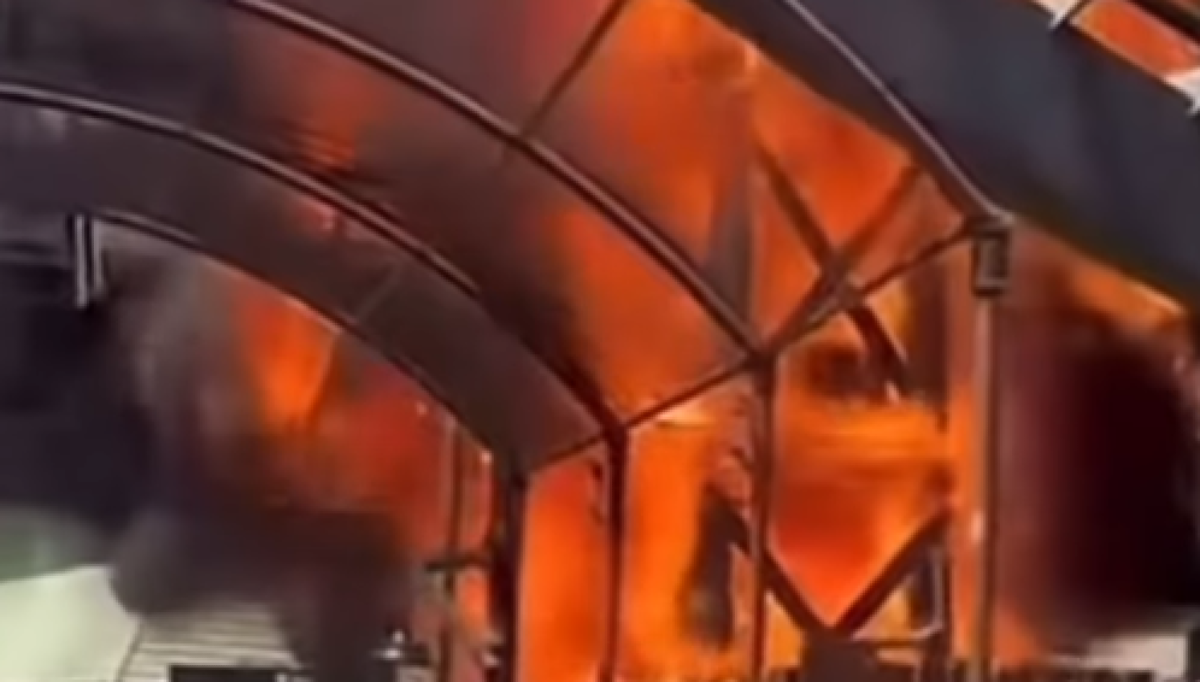 Incendio a Gardaland sotto l'attrazione Raptor, fiamme domate - 