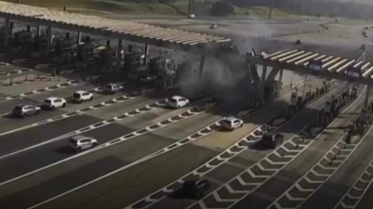 Schianto ad alta velocità contro il casello autostradale: muore 24enne - 