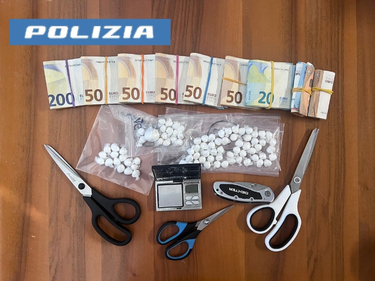 Spaccio a Viserba, nei guai 26enne: sequestrate 83 dosi di cocaina e 7mila euro - 