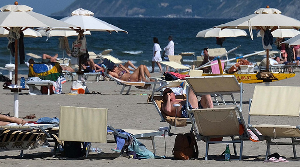 Per una famiglia una giornata al mare arriva a costare 120 euro - 