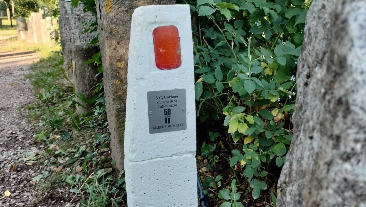 Da Coriano a Trento: un omaggio a Marco Simoncelli nel museo dei Paracarri delle strade di montagna - Il paracarro dedicato a Marco Simoncelli