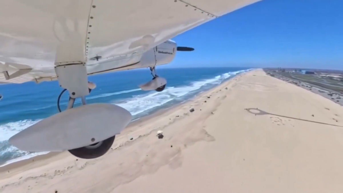 Guasto in volo: aereo atterra d'emergenza tra i bagnanti - Il pilota "plana" tra i bagnanti