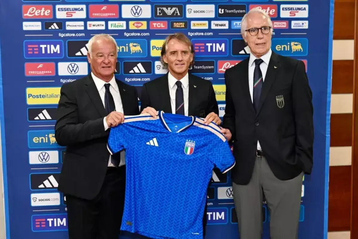Mancini chiede scusa ai tifosi: "Farò giocare bene l'Italia, mi perdoneranno" - © Ansa