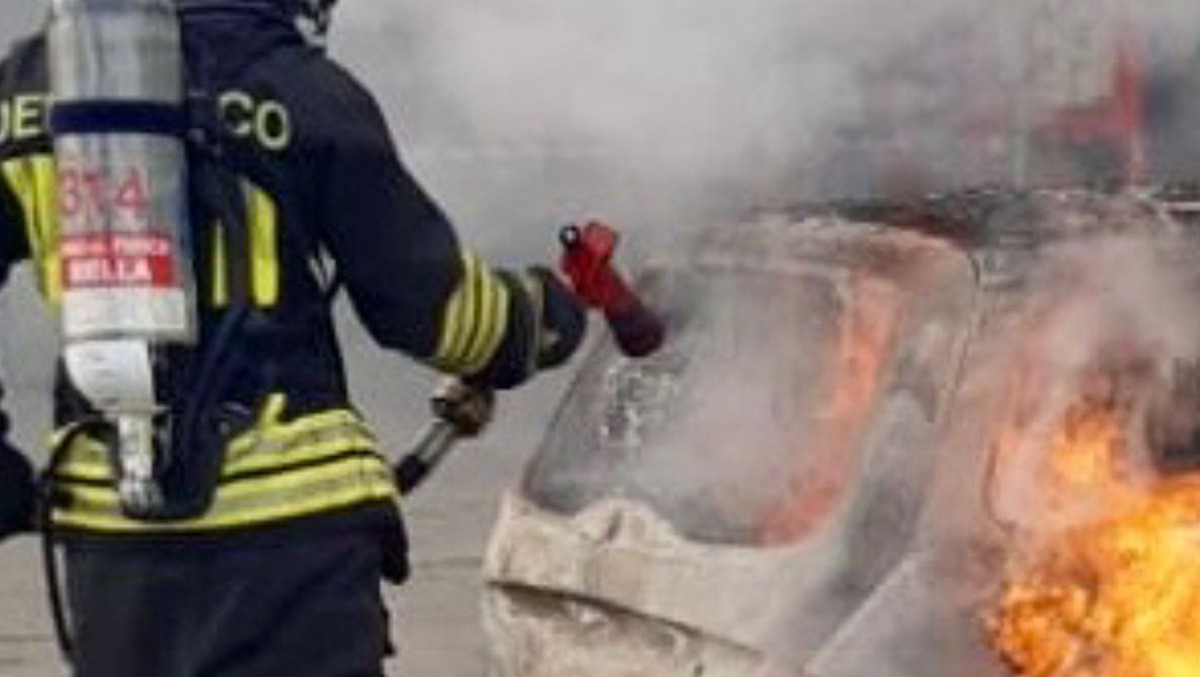 A14, auto in fiamme prima del casello di Riccione: paura in corsia, salva la conducente - Repertorio