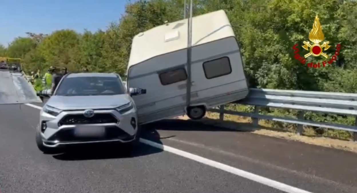 Sbanda con il Suv e la roulotte finisce in bilico sul guardrail - 
