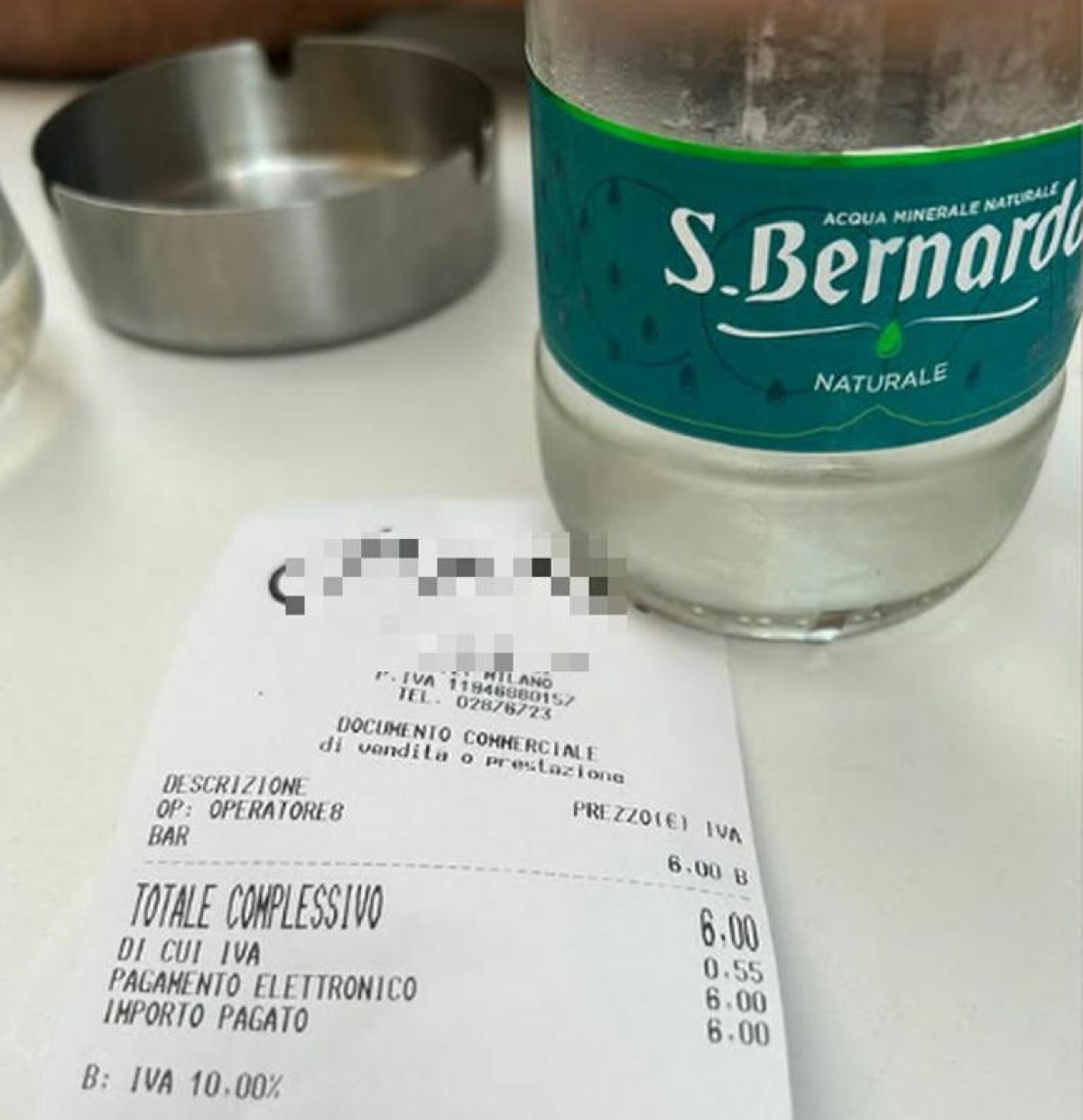 Bottiglia di acqua a 6 euro in un locale di Milano, scoppia la polemica: "La sera costa di più" - Stefania Pinna, Instagram Stories